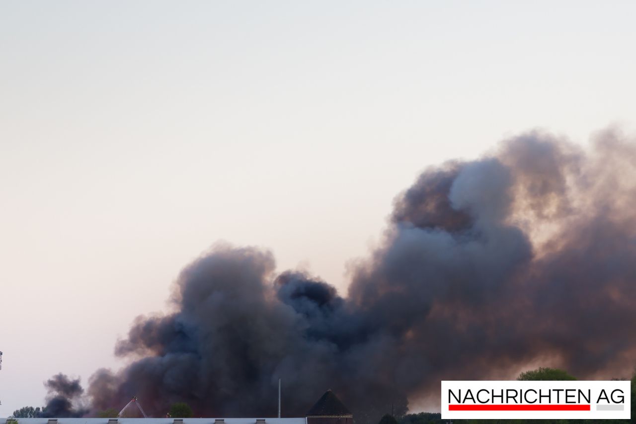 Großbrand in Dietzenbach: Lagerhalle steht in Flammen – Explosionsgefahr!