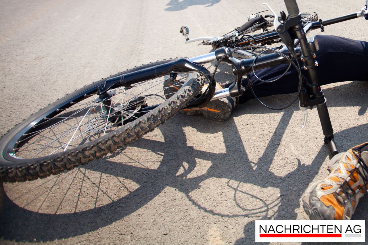 E-Bike-Fahrer stürzt nach Kollision: Polizei sucht flüchtigen Radler!