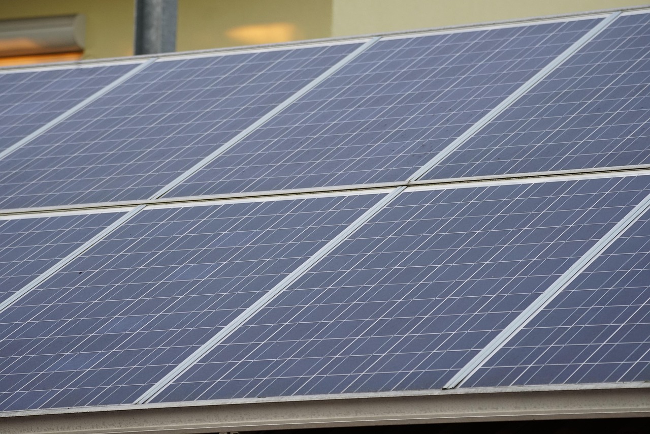 Montagesysteme für Photovoltaik: Welche Lösungen sich für Schrägdach, Flachdach und Freifläche eignen
